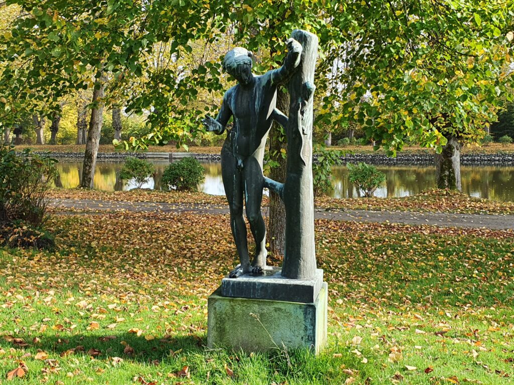 Skulptur står i haven ved Glorup gods